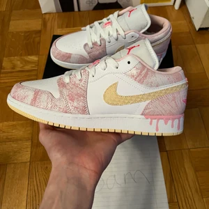 AiR Jordan 1 low ” Ice Cream ” - Air Jordan 1 low ” ice cream ”. Helt nya och oanvända. Skickas snabb och spårbar. Undrar ni över något? Skriv så svarar jag så fort jag kan 🙂