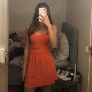 Orange klänning - Snygg klänning från H&M i storlek 34. Klänningen är i mycket bra skick då den endast är använd ett fåtal gånger. Säljer då den tyvärr inte kommer till användning längre  🧡 