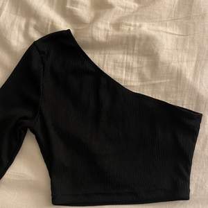 Enarmad svart ribbad tröja, köpt för 40kr på SHEIN, ganska kort, aldrig använd.