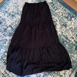 Svart lång kjol🖤 - Lång svart flowy kjol storlek XS🖤 (På bilderna sitter den för tight på mig för jag är S/M) frakt 62kr 