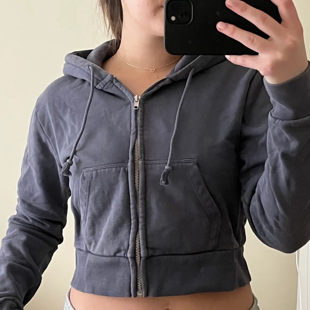 Grå/lila zip up hoodie från Brandy Melville. One size passar mig som brukar ha S. Lite kortare i modellen.. Hoodies.