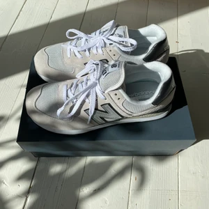 New Balance ML574BH2 Trainers strl. 42 - Görgoa New Balance ML574BH2 Trainers i strl. 42 i nyskick, helt oanvända, säljes pga för små. Skon är i herrmodell men passar säkert vilken fot som helst, oavsett kön. Ha i åtanke att storleken kan vara missvisande (det råkade jag utför), skulle rekommendera denna sko till dig som har strl. 40-41 i vanliga fall! Nypris ligger runt 1000kr. Köparen får gärna stå för frakten men klart vi kan dela på kostnaden om det skulle behövas.