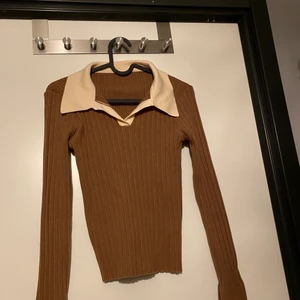 Brun tröja m. Krage  - Använd ett fåtal gånger 
