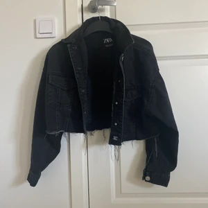 Croppad svart jacka från ZARA - I väldigt bra skick. Kommer dessvärre inte till använding.