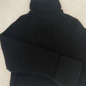 Stickad polotröja från NAKD  - Säljer denna svarta stickade polotröjan från NAKD då den inte kommit till användning, den är i fint skick💓