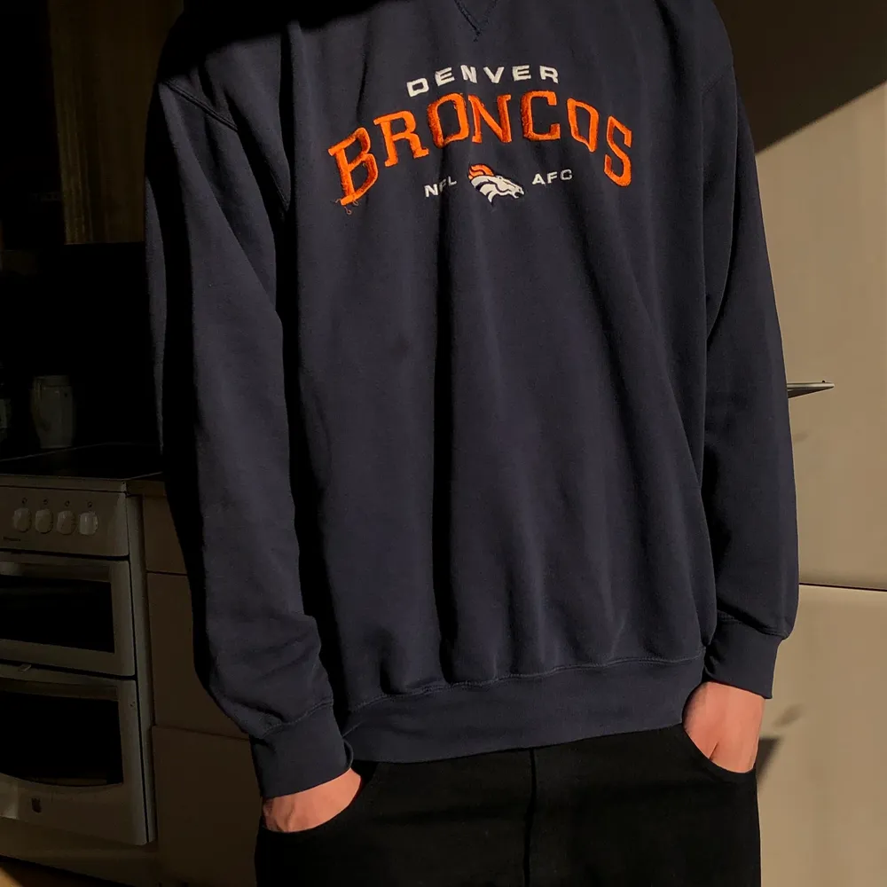 Säljer min Broncos sweatshirt från beyond retro med broderad text. Väldigt vintage och baggy och passar med nästan vilka kläder som helst. Hoodies.