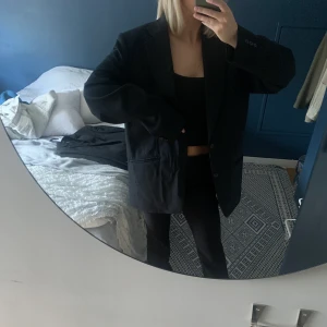 Kavaj - Kavaj med kritstrecksränder i storlek L-XL men jag på bilden har vanligtvis storlek S. Köpt secondhand.