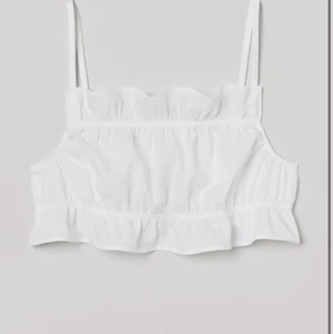 Vit tröja - Säljer denna jätte fina tröja ifrån hm! Säljer för att den inte kommer till användning 💘💘kom privat för mer information och bilder