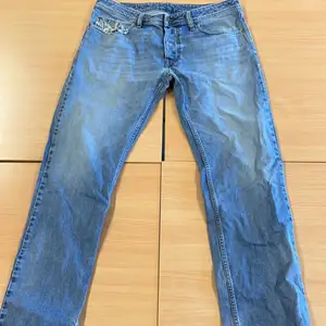 Ett par blåa diesel industry jeans i fint men begagnat skick. 