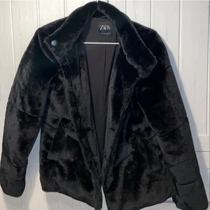 Svart jacka från zara  - Svart jacka från zara. Ej använd. Storlek s 