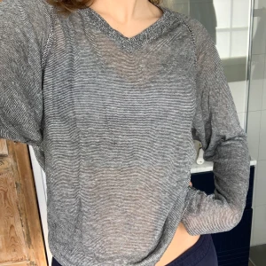 Perfekt topp från Dagmar - Suupersnygg tröja i lite genomskinligt material, perfekt till topp eller vardags beroende på hur den stylas. Går att dra åt i midjan för en snyggare passform och är perfekt med en snygg bralett eller bh under💞 Frakt tillkommer