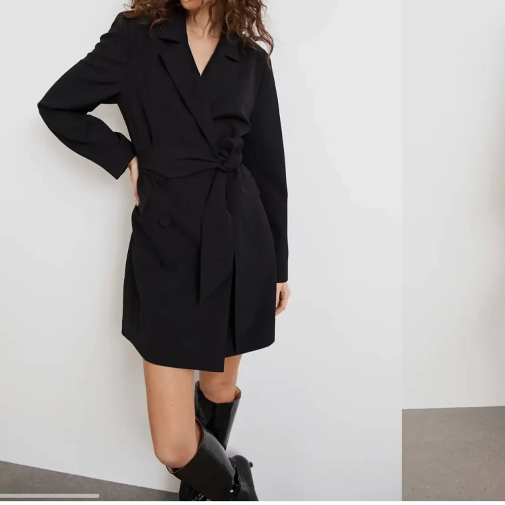 Säljer nu denna blazer klänning ifrån Gina tricot, storlek 34!💗 400 kr + frakt! Helt slutsåld . Klänningar.
