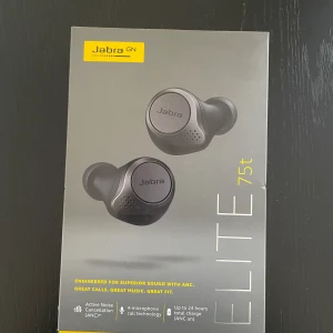 Jabra Elit 75t trådlösa hörlurar  - Säljer mina nyss inköpta Jabra Elit 75t trådlösa hörlurar, svarta. Har köpt en annan modell som passar mig bättre. Därav är dessa helt nya, använda en gång för test. 