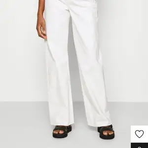 Helt fläckfria vita jeans från NAKD, inte exakt den modellen på bilden men liknande då jag köpte för cirka 2 år sedan. Jätte fina och bra kvalite men jag får tyvärr ingen användning för dem💖
