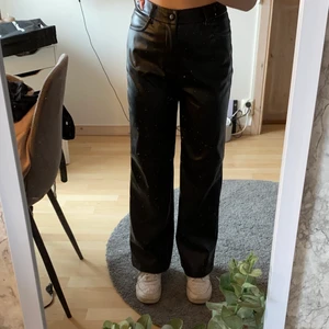 SHEIN skinnbyxor strl S  - Använda 1 gång, lite stora på mig. Jätte snygga, nypris 209kr