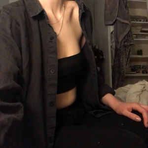 Svart skjorta - Svart skjorta köpt secondhand