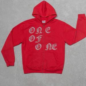 Säljer min röda oneofone hoodie i storlek M! Köptes för 1000! (Snöret saknas också, men syns knappt) skriv för egna bilder!💋