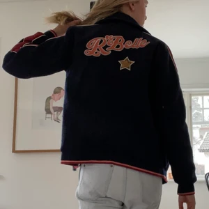 cool jacka till våren - Så fin jacka i från Scotch And Rebelle💜 i barn storlek 164-170 men passar mig perfekt som är en xs/s!💕  köpt för runt 1400 kr! RENSAR, vid snabba affär kan priset diskuteras! 