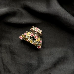 Hårklämma - Super gullig blommig hårklämma i stål. kontakta mig för mer info eller bilder🌸