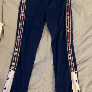 Ett par track pants från Champion. Aldrig använda. Nypris 1200 kr. 100 cm i längd.