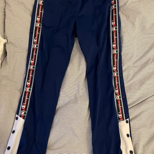 Track pants - Ett par track pants från Champion. Aldrig använda. Nypris 1200 kr. 100 cm i längd.