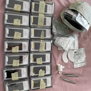 Fransförlägning startkit!! - Säljer nu mina fransar och verktyg då jag inte har lika mycket tid nu att göra fransar! Jag har fransar i två olika vikter. 0.25 och 0.07 samt i C och D böj från längderna 8 mm till 14mm. Det är 28 styckna franspaletter. Det ingår även massor av eye pads samt verktyg såsom pincetter, lim och Frans hållare. I priset ingår det även fransshampoo samt fransborsten för att rengöra fransarna. Jag köpte detta för cirka 4500. Men säljer allt detta nu för 3500.  Priset går att diskutera vid snabbaffär