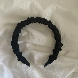 diadem från & Other Stories - Jättefint diadem från & Other stories, har tyvärr aldrig kommit till användning 