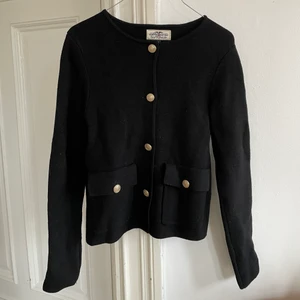 Hampton Republic kofta - Jättefin kofta från Hampton Republic som jag tyvärr inte använder längre. Jättebra skick! Nypris var ca 700 kr.