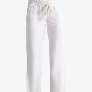 Roxy linnebyxor  - Säljer vita linnebyxor från Roxy i stolek xs , passar S med ❤️‍🔥❤️‍🔥 jag är 165 o dom går ner precis till skorna på mig ! Bra skick . Buda i kommentarerna från 300 . Sparsamt använda HAR PRIVAT BUD PÅ 700 