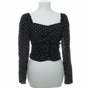 Topp från hm - En svart/vit prickig topp från HM. Storlek 38 men passar 36 också. Sparsamt använd! Mycket bra skick. 🖤 skriv ifall du vill ha fler bilder, dock endast om du är intresserad av att köpa. 60 kr plus ev frakt på 66 kr spårbart! ❤️‍🔥