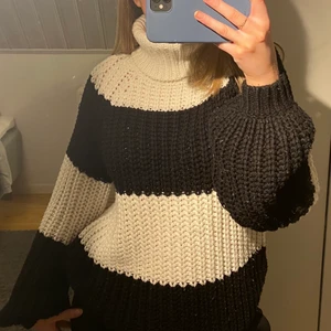 Randig stickad tröja  - Superfin stickad tröja med krage från Ivy revel🤍🖤 stl XS men oversized modell. Köpt för ca 700