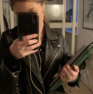 Skinnjacka  - Skinnjacka från mango i läder, storlek M. Sparsamt använd💕