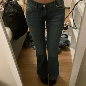 Blå jeans - Dessa mörkblå mid rise byxorna är från gant och köpte dem för 400 och säljer nu för 300 då dem aldrig kommit till användning dem är bra i längden på mig som är 163 och är i storlek 170/32-34, dem går att justera i midjan, köpare står för frakt