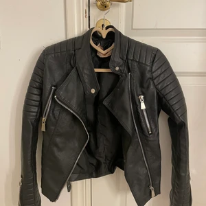 skinnjacka från chiquelle  - Säljer min jättefina skinnjacka från chiquelle i storlek 36. Den är bara använd ett fåtal gånger så den är i nyskick den är dock lite liten i storleken. Den finns i Ystad men om den ska skickas så får köparen stå för frakten🤍