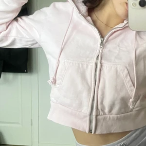 Brandy Melville hoodie  - Croppad Brandy Melville hoodie köpt i Paris för nått år sedan men aldrig använd!! Super söt och fin färg. 🌺🌺 möts inte upp, 150kr + 62kr frakt😊