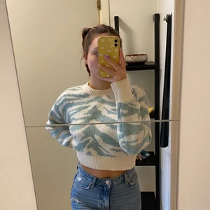 Stickad tröja - Superskön stickad tröja med djurmönster i grönblått