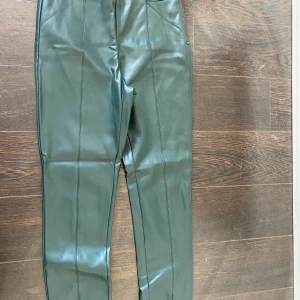Gröna läderbyxor  - Gröna läderbyxor från zara! Riktigt snygga med justerande dragkedja vid benen😍