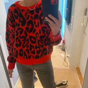 Jättefin röd stickad tröja i leopardmönster från bikbok storlek XS. Använd ett fåtal gånger så den är i bra skick. Säljer för 150 + frakt, köp direkt för 200 + frakt❤️