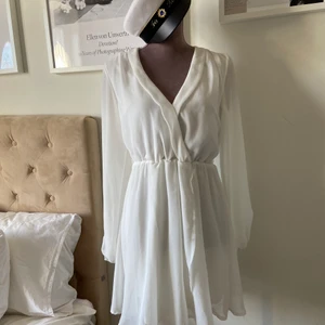 Långärmad studentklänning  - Långärmad studentklänning från nelly! Så vacker och tidlös. Passar både 34 & 36