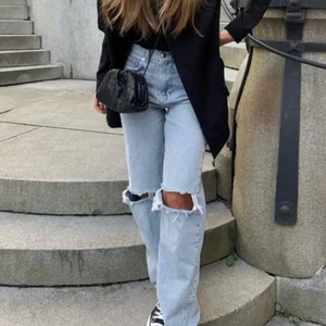 Blåa Jeans  - Säljer ett par jeans ifrån Gina i strl 36 som aldrig kommit till användning! (Första bilden är lånad)❤️Skickas med skicka lätt (spårbart)📦 140+66 kr frakt 