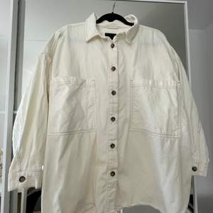 Skjorta, kan användas som tröja eller tunnare jacka.