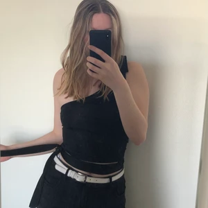 Svart linne  - Såå snyggt svart linne!! Aldrig kommit till användning🖤