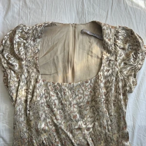 Klänning från Tiger of Swedeb - Figursydd klänning med superfint mönster❤️