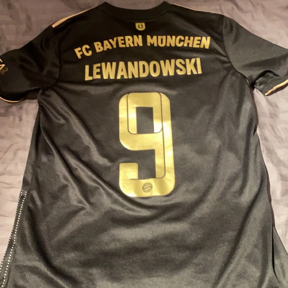 Lewandowski top skick. T-shirts.
