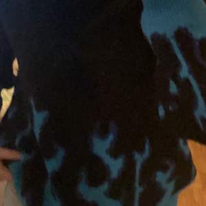 En svart sweater med blåa eldsflammor. Säljer då denna eftersom att de inte är min stil och kommer därför inte till användning. Denna sweater är i bra skick. Vet inte riktigt original pris men nu pris kan diskuteras men ca 100kr tänker jag.