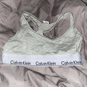 Calvin Klein topp strl M - Säljer min ck bh då jag aldrig använt den, testad en gång men de var fel storlek därför har jag aldrig använt den. Lägg bud, pris går att diskutera😙