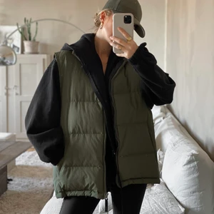 Skitsnygg khaki grön dunväst - Khakigrön dunväst. Storlek M