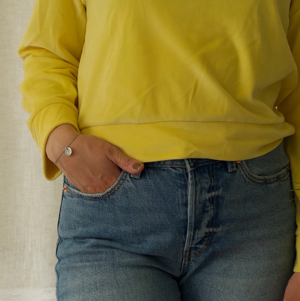 En långärmad mjuk tröja från Zara, snygg till våren med en liten färgklick ✨🤩. Tröjor & Koftor.