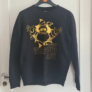 American Rag M/L - Stor för o vara M, passar även små L då den är köpt i USA. Fint skick, tvättad. Är ingen rökare eller djurägare. Jag är 189cm och väger 82kg och plagget passar mig. Samfraktar gärna vid köp av fler plagg. 