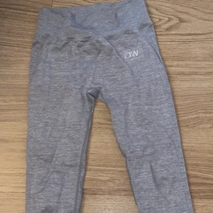 Träningtights från ICIW - Jätte fina ljus gråa som är knappt andvända då dom är för små är storlek M men är mindre i storleken så passar en S och Xs. 